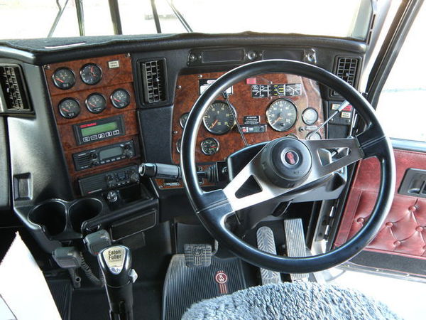 kenworthdash.JPG